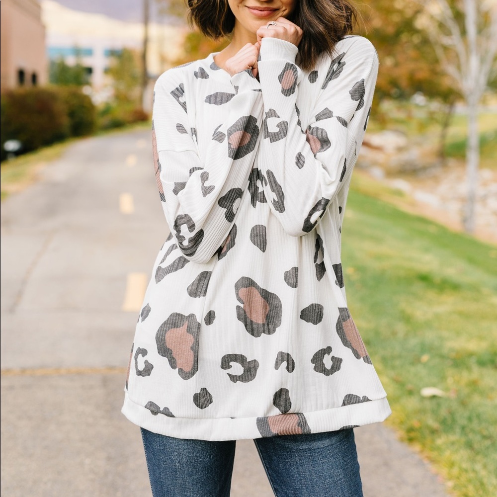Oversized Animal Print Top - Picture 2 of 8